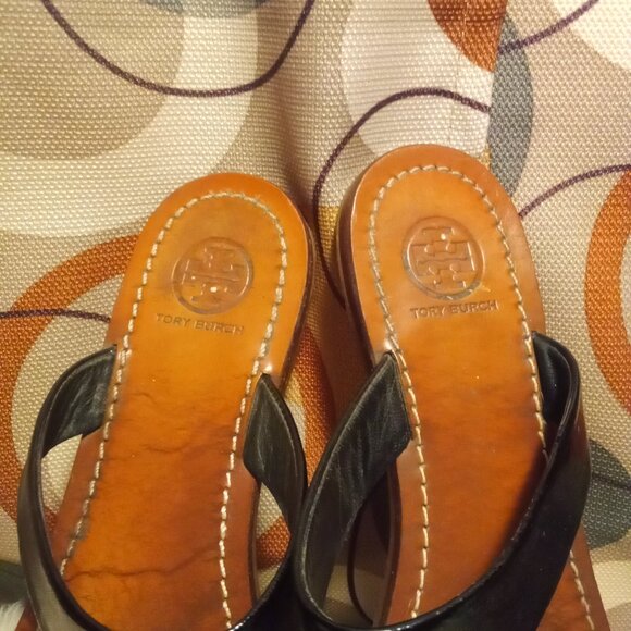 TORY BURCH CAMERON THONG BLACK PATENT LEATHER SANDALS - Picture 6 of 7